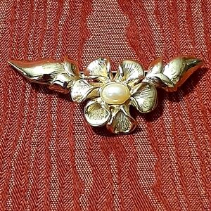FLOWER With Faux Pearl Center Gold Tone Brooch/Pin VINTAGE COLLECTABLE